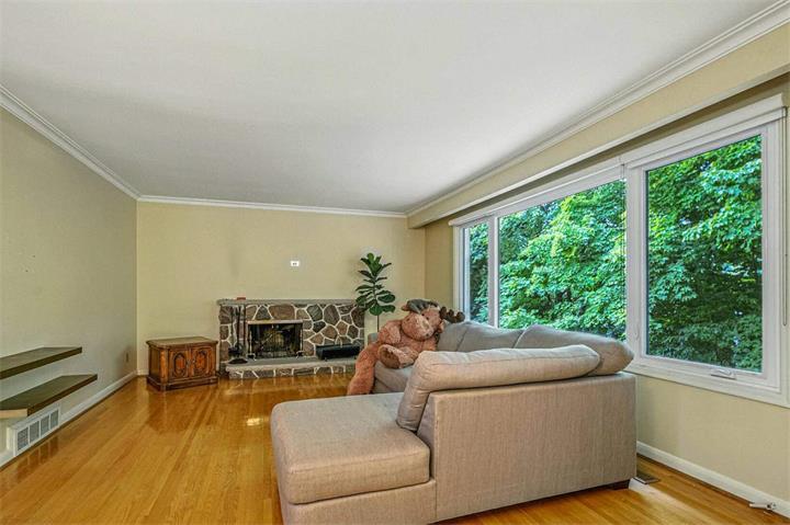 能俯视到Bridle Path 豪宅区美景的平方,凸显了地理位置的优势标价360万加元4