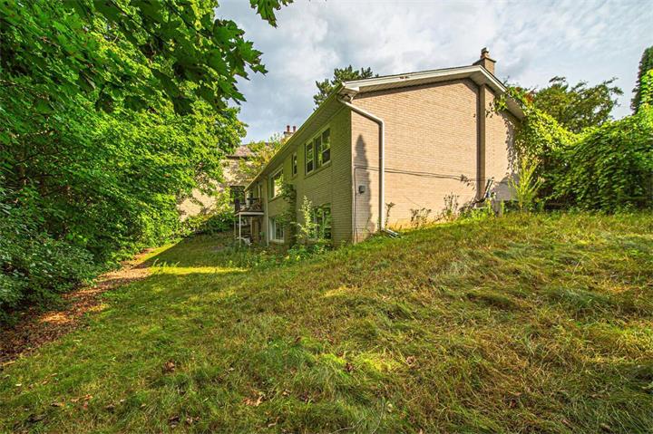 能俯视到Bridle Path 豪宅区美景的平方,凸显了地理位置的优势标价360万加元7