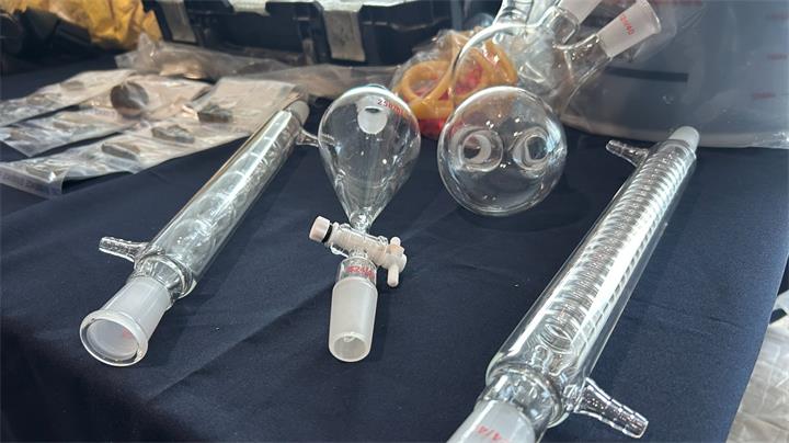 加拿大皇家骑警破获大规模毒品实验室,缴获价值近 1000 万加元的毒品,逮捕 3 人1