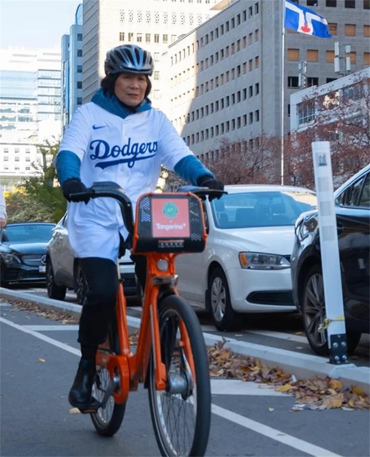 履行赌约,多伦多市长周先生在蓝鸟队世界大赛失利后身穿道奇队球衣1