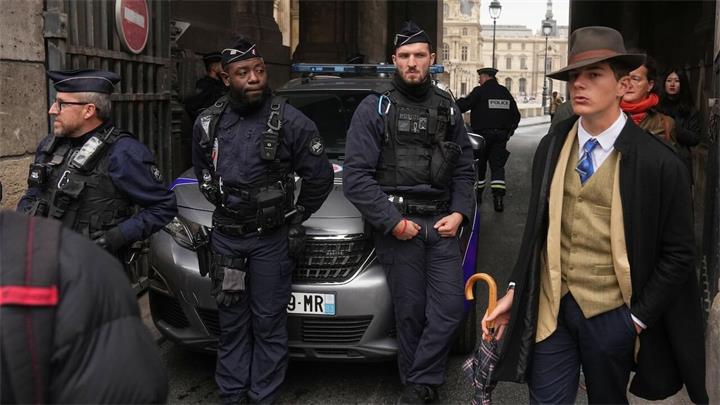 一张照片全球爆红!15岁少年如何成为 “神秘目击者”1