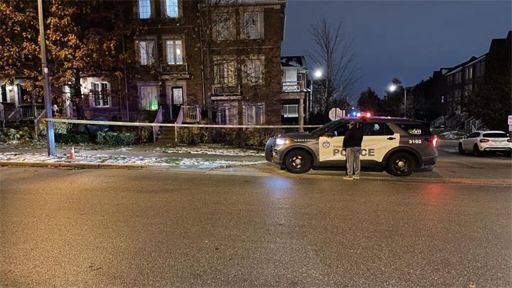 警方称,一名男子在北约克联排别墅区遭枪击1