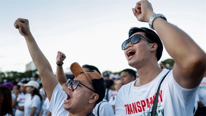 数十万人在马尼拉集会，抗议防洪腐败丑闻1