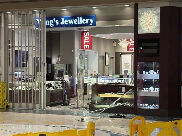 安大略省珠宝店砸抢案激增:未成年人被招募、作案更暴力、警方称难以追踪1