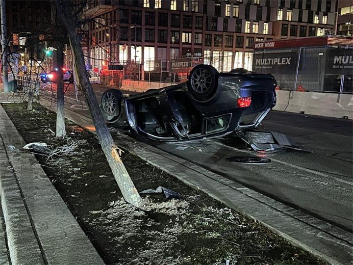 警方正在调查酿酒区附近发生的一起车辆翻车事故;车内人员逃离了 现场1