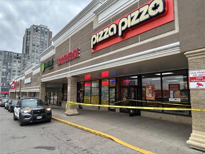 一名17岁男孩在士嘉堡披萨店内被刺伤1