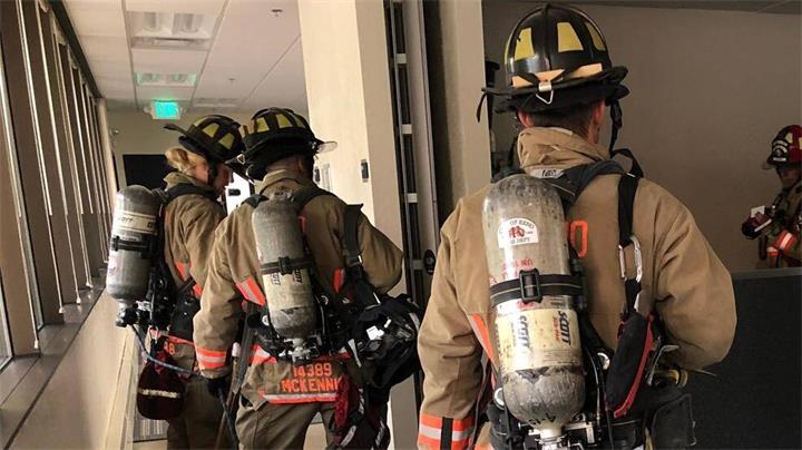 多伦多高层公寓发生“复杂火灾” 持续燃烧逾 48 小时 408 个单位住户紧急撤离1