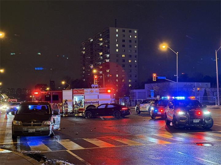 一名80多岁的老妇在北约克发生车祸后被送往医院1