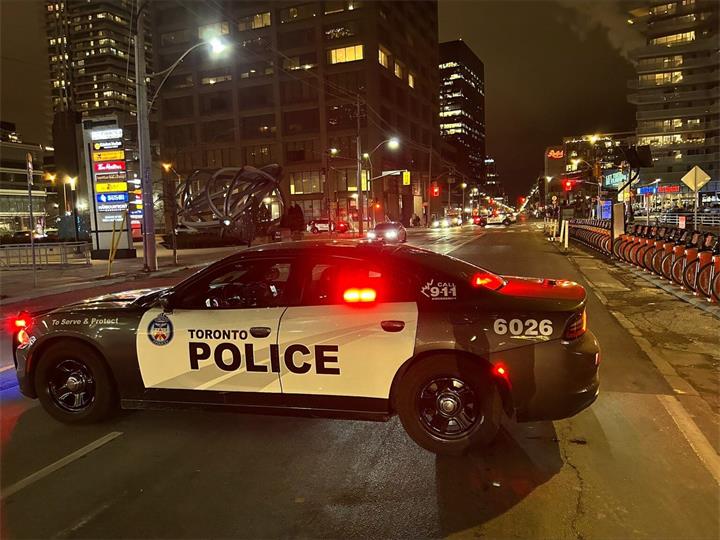 多伦多海滨女行人遭白色兰博基尼撞倒，司机肇事逃逸1