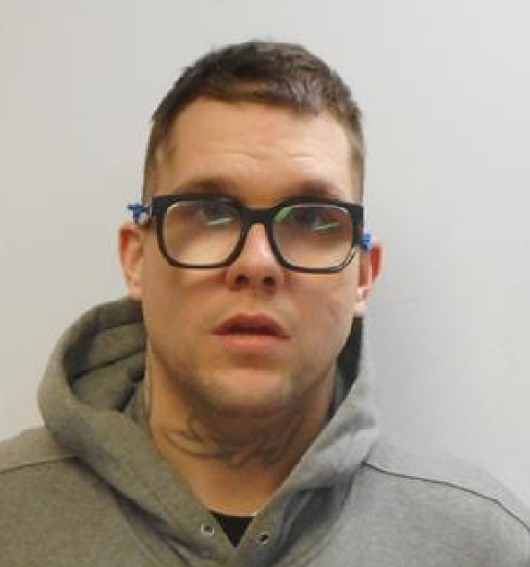 加拿大全国通缉一名男子；他身上的枫叶队和猛龙队纹身可能有助于识别他的身份1