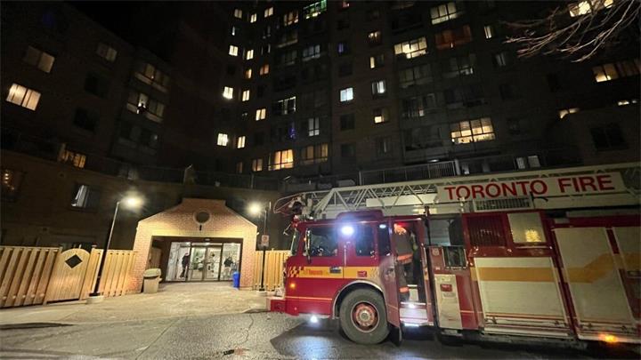 Etobicoke一栋公寓发生二级火灾，一名女子受重伤1