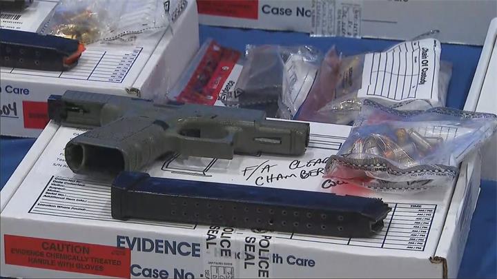 杜林区警方捣毁涉枪涉毒犯罪团伙 34人被捕、涉案金额巨大1