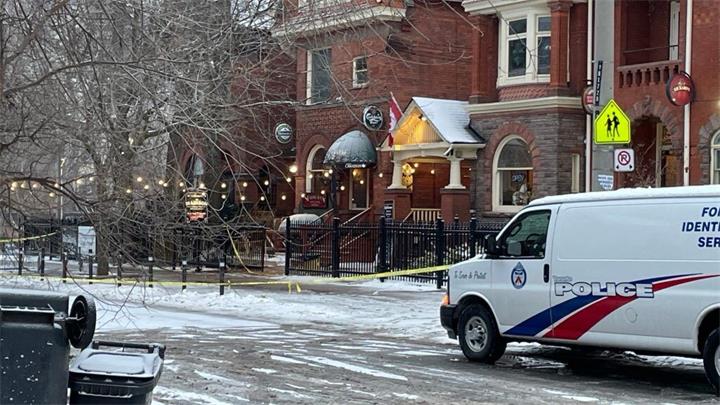 Annex 社区酒吧发生持刀伤人事件，两人受伤送医，警方搜寻多名嫌疑人1