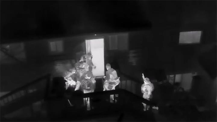 【视频】萨尼亚警方公布夜视视频：嫌疑人拒捕并挑衅警方，最终被战术小组逮捕1