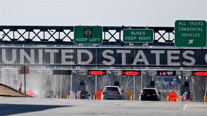 作为加拿大人，如果美国边境官员要求查看你的社交媒体账号，你有哪些权利1