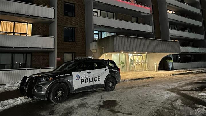 士嘉堡发生持刀伤人案，一名男子身受重伤，警方正在追捕嫌犯1