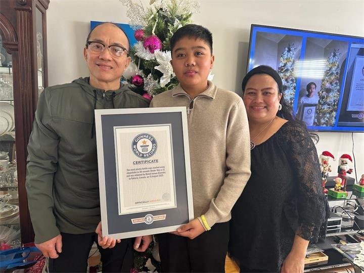 温莎14岁少年用筷子30秒叠起12个瓶盖，创下吉尼斯世界纪录1