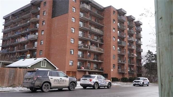 大厅传出威胁声、地板血迹斑斑：金斯顿一处社会住房成全市报警电话最多的住宅楼1