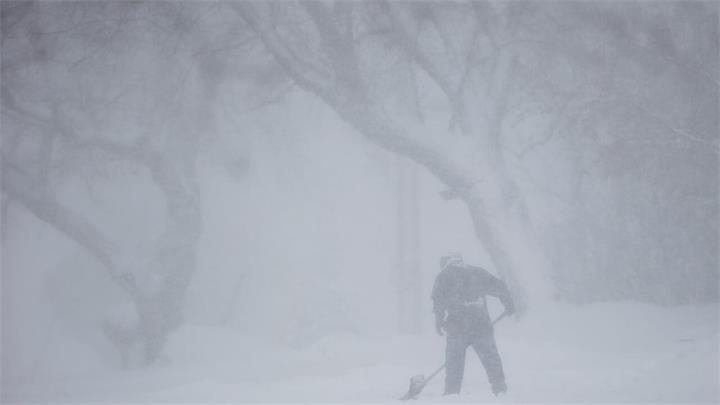 圣诞节前强烈暴风雪横扫加拿大，多地或出现 “几乎零能见度”1