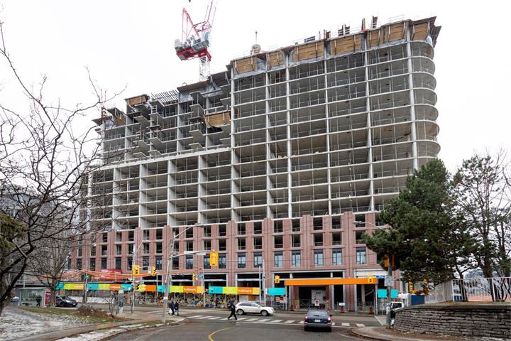 多伦多国王西街出现“熨斗大楼”：楔形设计打破城市塔楼千篇一律格局2