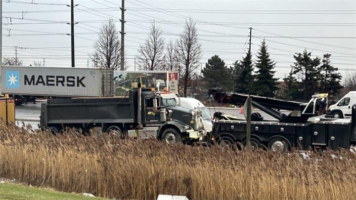 密西沙加发生5车相撞事故，1人受伤1