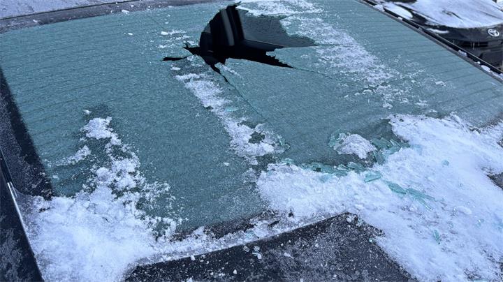 汽车后窗自发爆裂无奈独自承担维修费用1