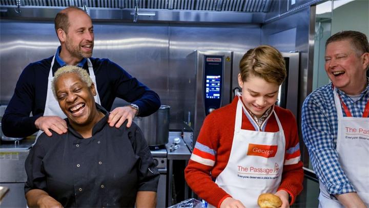 威廉王子携乔治王子走进无家可归者收容所 共同准备圣诞午餐 延续戴安娜王妃慈善足迹1