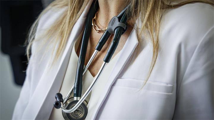 最新民调：安省居民等待专科和诊断检查时间过长，患者健康与心理承受双重压力1