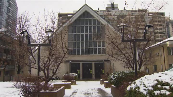 教堂中发现被遗弃在鞋盒里的女婴后，牧师宣扬积极乐观的心态1