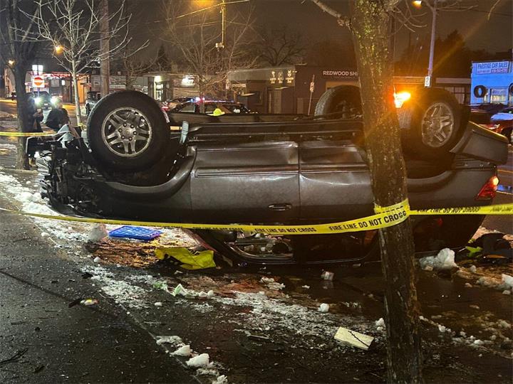 司机撞车逃逸后又返回了车祸现场1