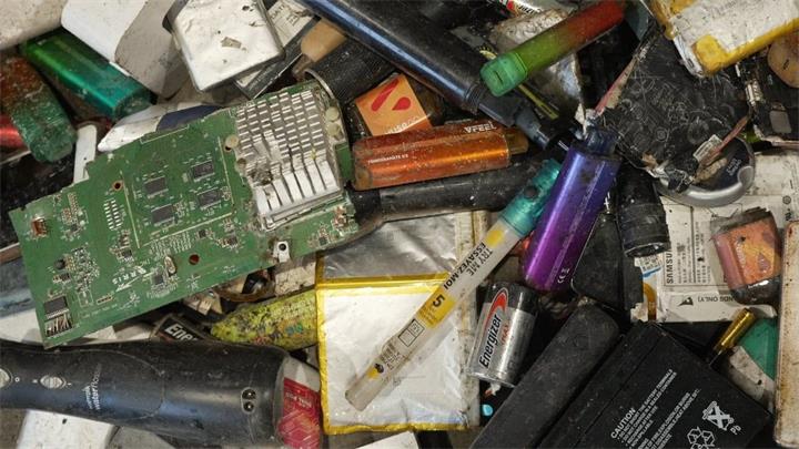 一块小电池正在引发大火灾 ，它成了垃圾场的“定时炸弹”1