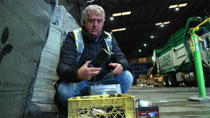 一块小电池正在引发大火灾 ，它成了垃圾场的“定时炸弹”2