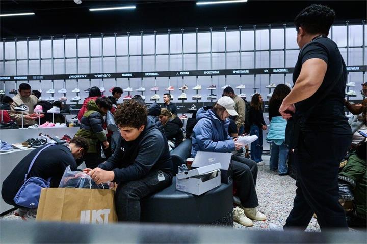 暴雪难挡购物热:加拿大多地民众冒雪出门,假日实体店依然火爆1