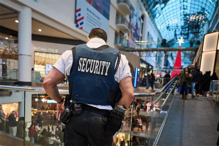 暴雪难挡购物热:加拿大多地民众冒雪出门,假日实体店依然火爆2