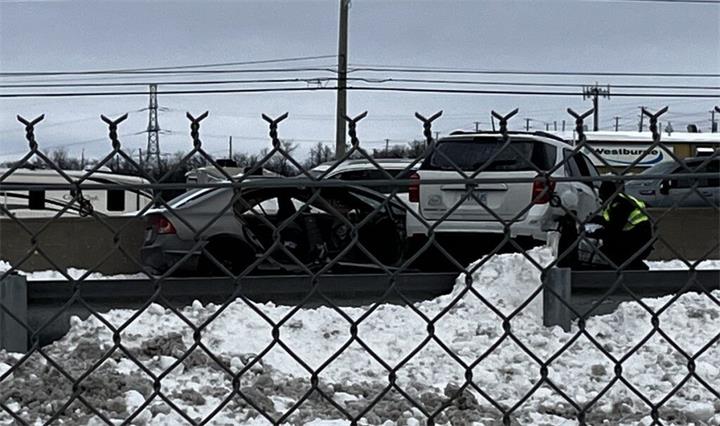 惠特比401号高速公路发生三车相撞事故,一人生命垂危1