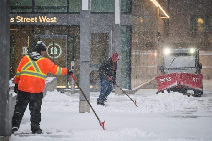 冬季风暴重创安大略省逾6万户断电,强风冻雨持续影响出行1