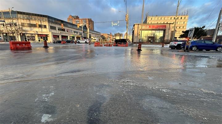 密西沙加市水管爆裂导致繁忙路口封闭1