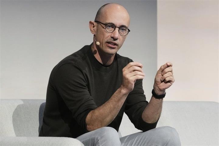 加拿大CEO与普通工人收入差距创纪录,新报告呼吁对最富裕人群征收更高税率1