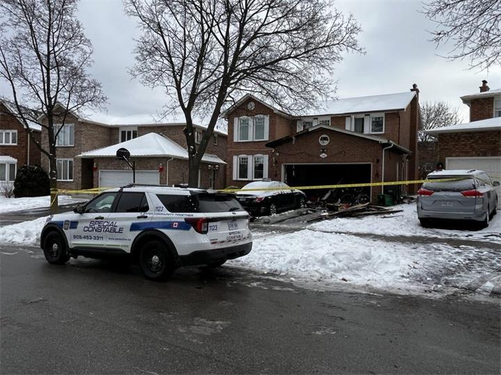 调查人员怀疑密西沙加市房屋火灾系人为纵火1