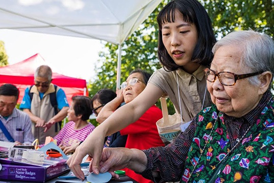 加拿大华人社区中的非营利组织，通常扮演什么角色？1