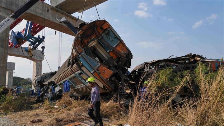 泰国东北部客运列车遭起重机倒塌砸中,已致 30 多人死亡1