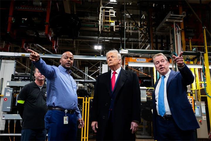特朗普密歇根汽车厂参观引发争议：被工人指责“保护恋童癖”，当场竖中指回击1