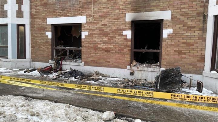 多伦多西区公寓凌晨起火 三人受伤一人情况危急1