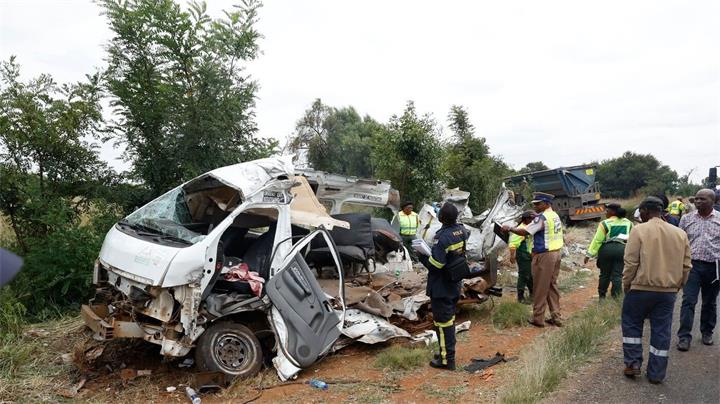 南非校车事故死亡人数升至14人,司机被控14项谋杀罪1