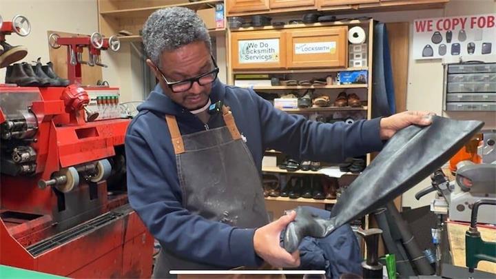 修鞋25年的他,从没想过,有一天会被整个社区“修”了一把1