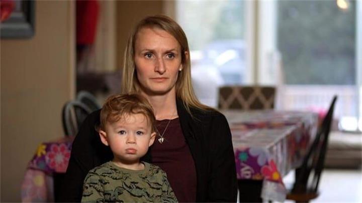 魁省新手母亲产假后被裁，无法领取EI引发制度争议1