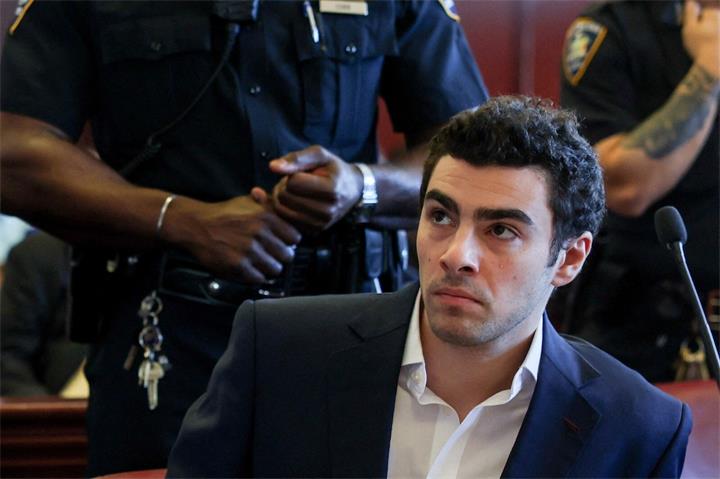 涉嫌枪杀联合健康保险CEO男子出庭，美法院审议关键证据是否可采1