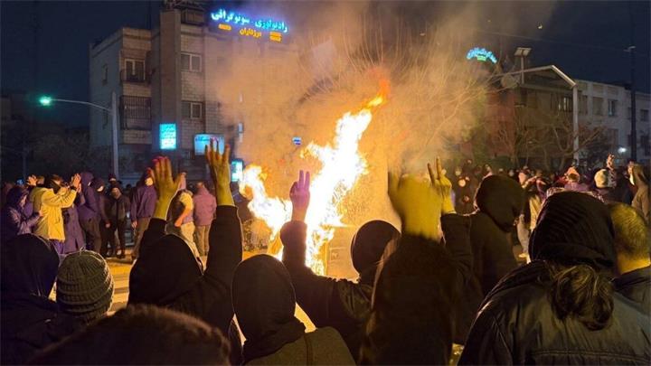 伊朗德黑兰市中心揭幕新壁画 向美国释放警告信号1