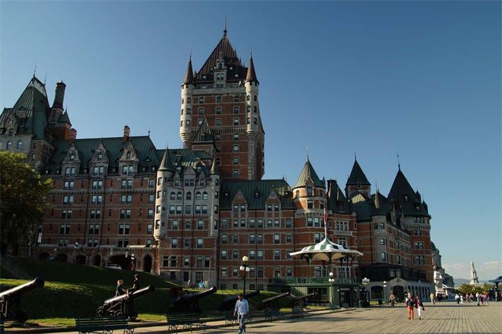 在加拿大公共体系中,“公共资源”通常是如何被分配和约束的?1