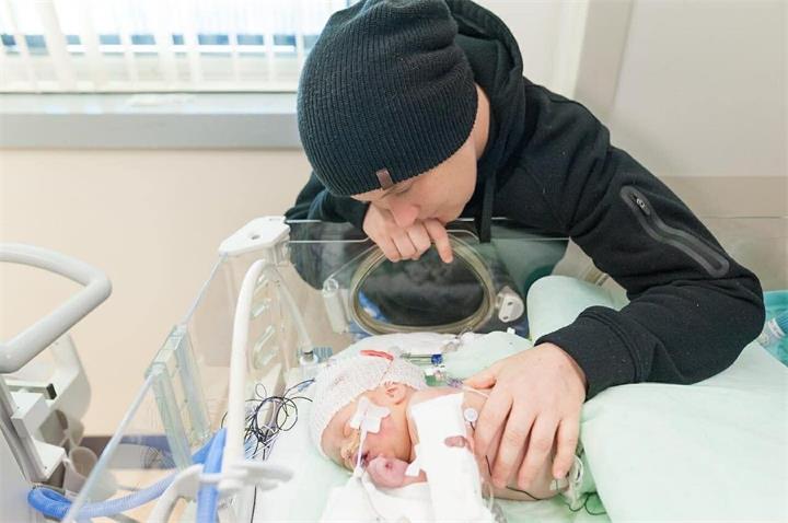 一名新生儿的短暂生命，推动了埃德蒙顿一家医院的制度性改革1